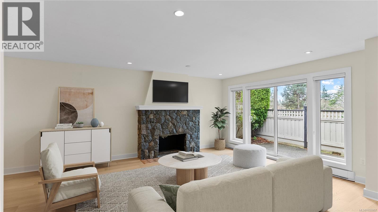 917 2829 Arbutus Rd, Saanich