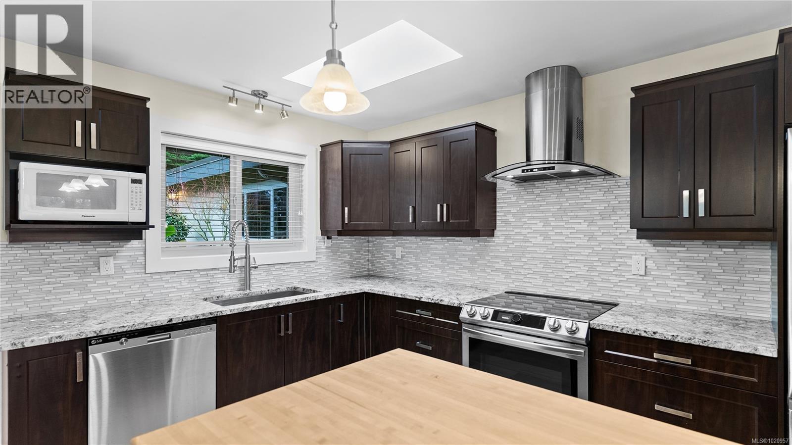 917 2829 Arbutus Rd, Saanich