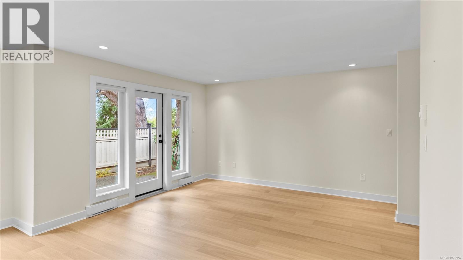 917 2829 Arbutus Rd, Saanich