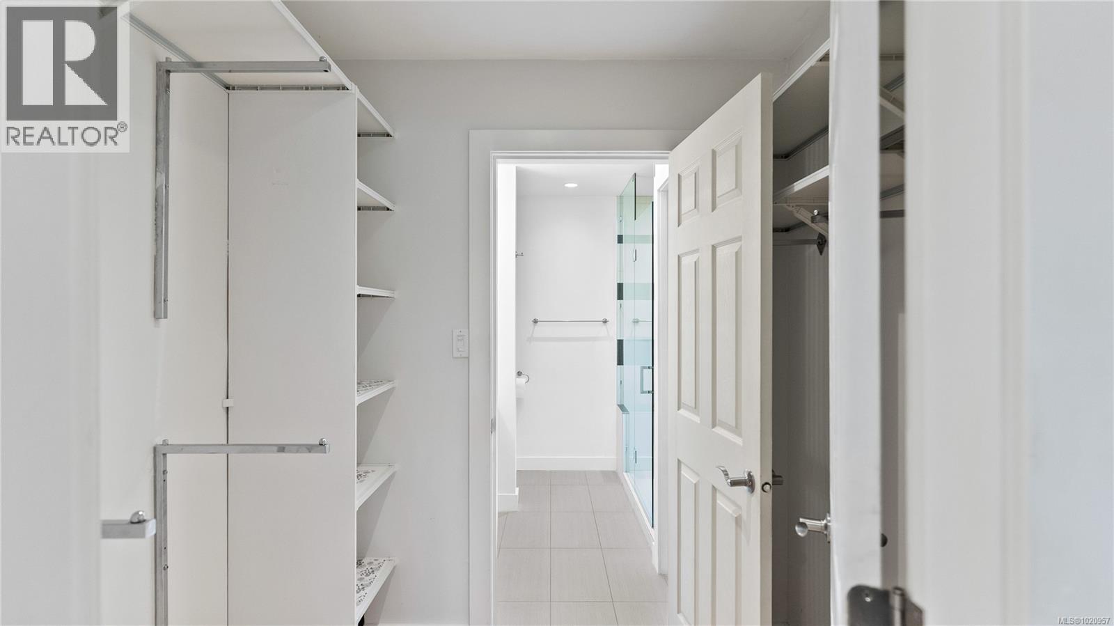 917 2829 Arbutus Rd, Saanich