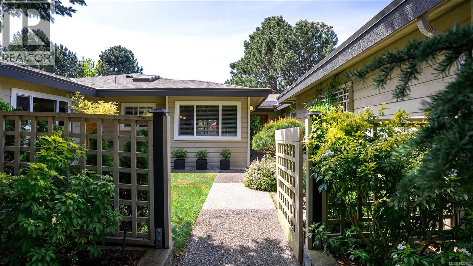 917 2829 Arbutus Rd, Saanich