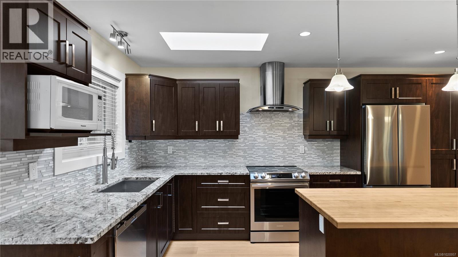 917 2829 Arbutus Rd, Saanich