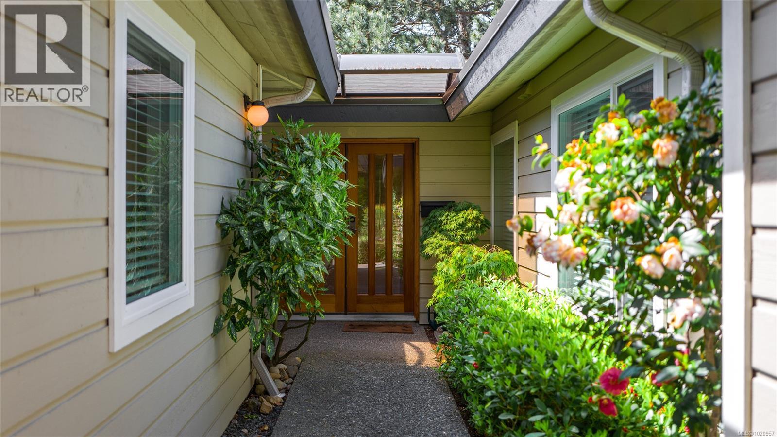 917 2829 Arbutus Rd, Saanich