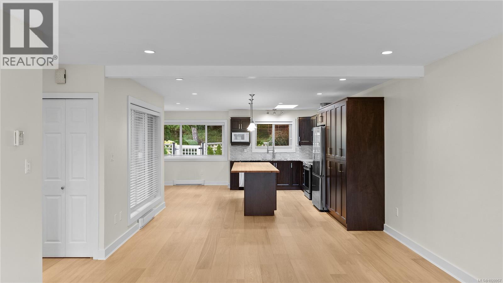 917 2829 Arbutus Rd, Saanich