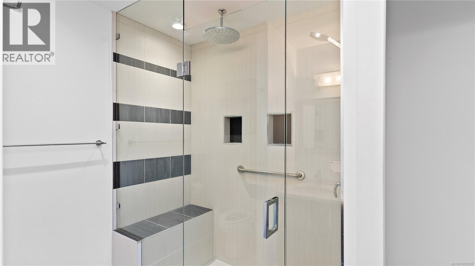 917 2829 Arbutus Rd, Saanich