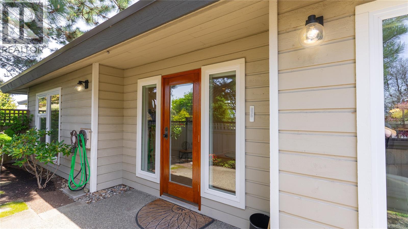 917 2829 Arbutus Rd, Saanich