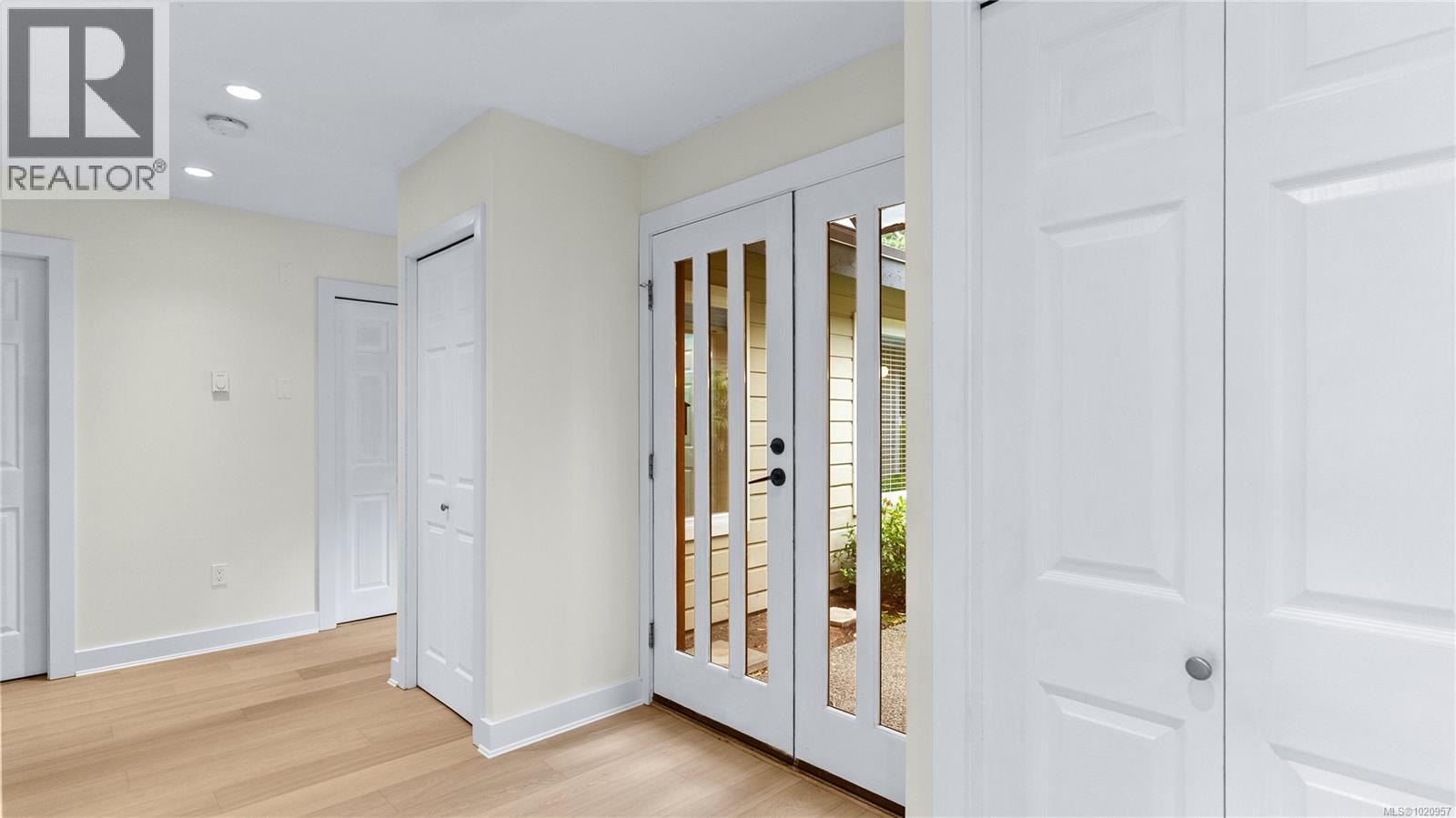 917 2829 Arbutus Rd, Saanich