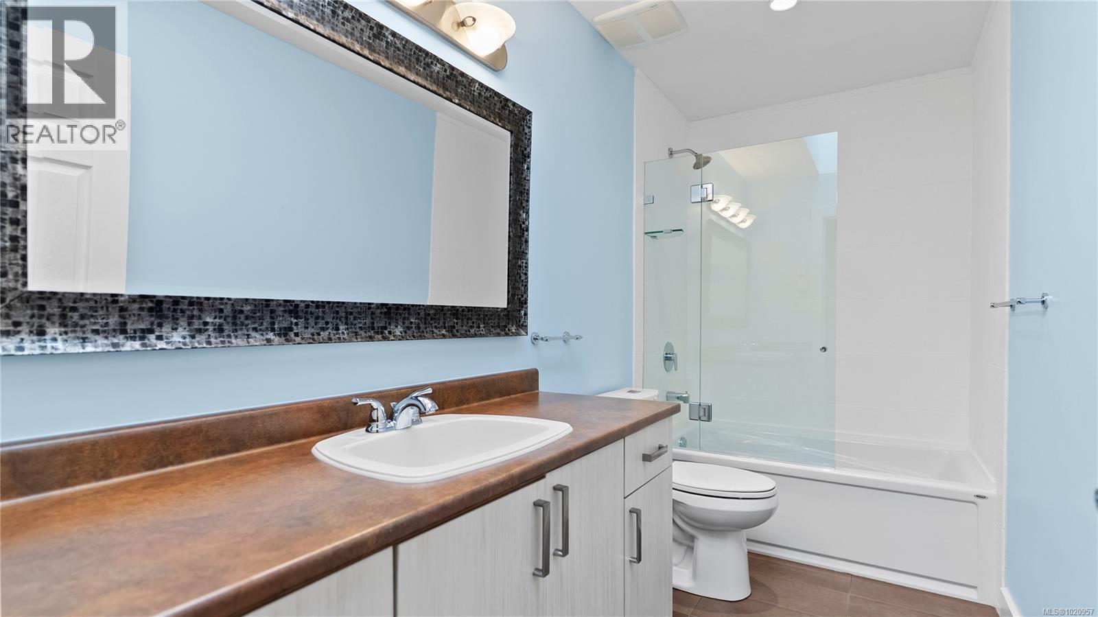 917 2829 Arbutus Rd, Saanich