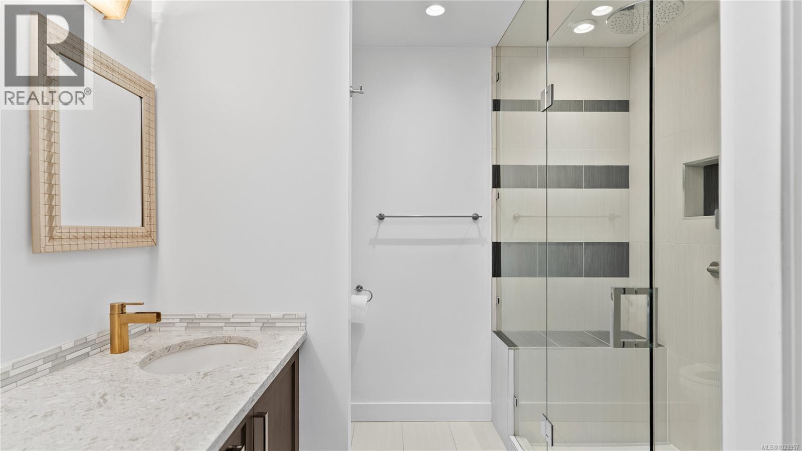 917 2829 Arbutus Rd, Saanich