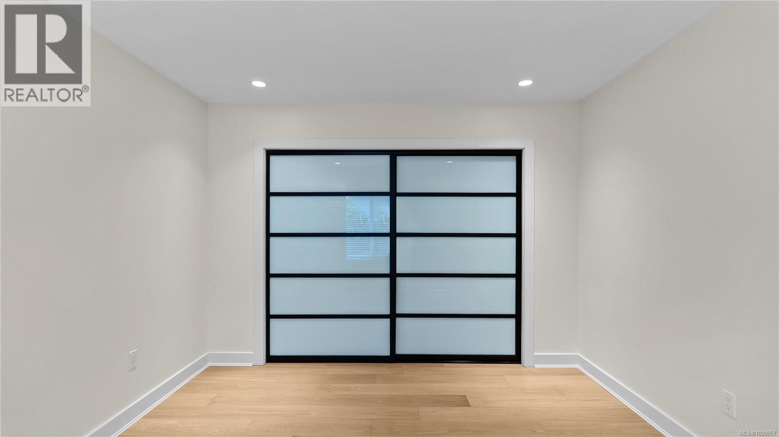 917 2829 Arbutus Rd, Saanich