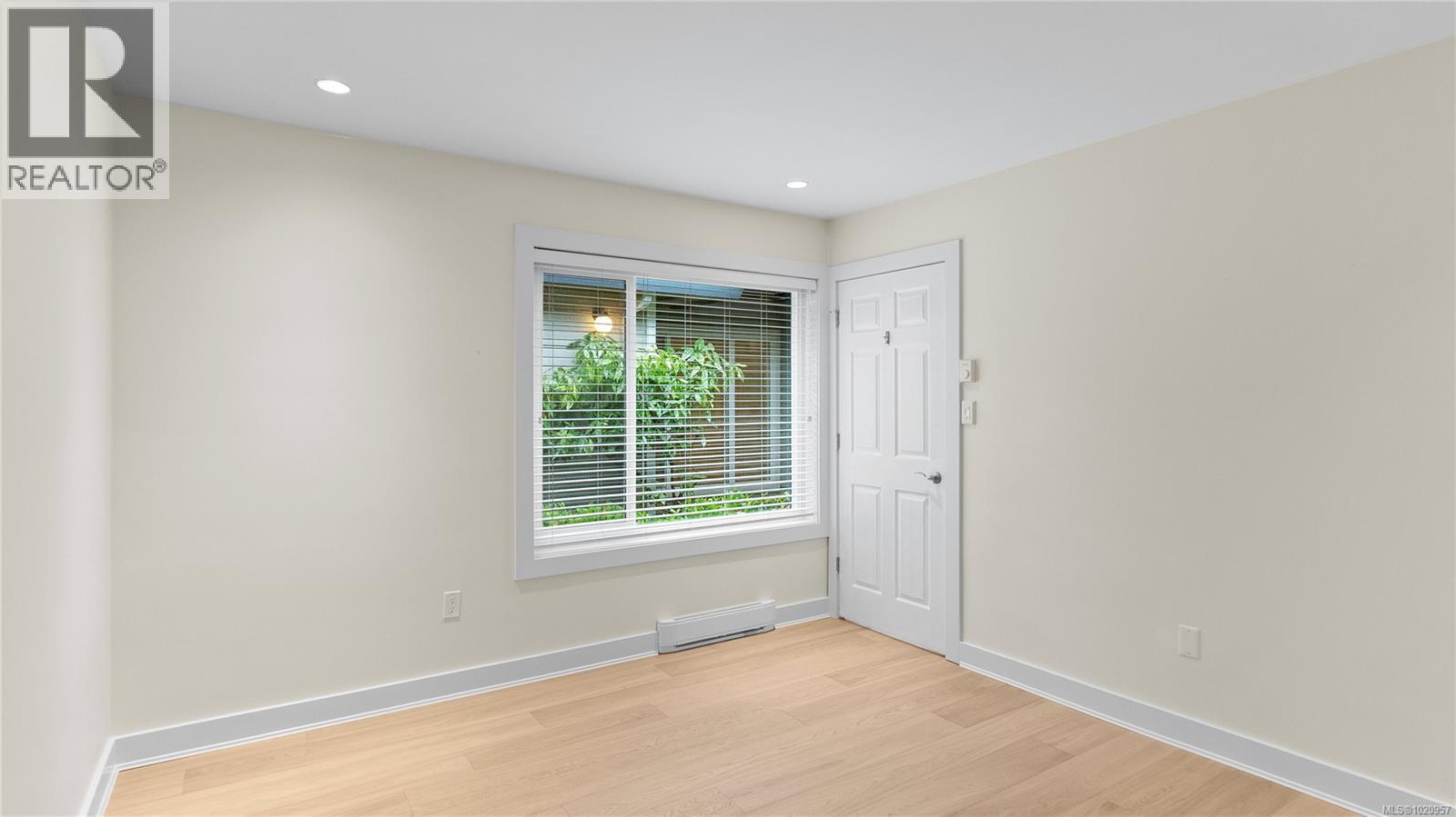 917 2829 Arbutus Rd, Saanich