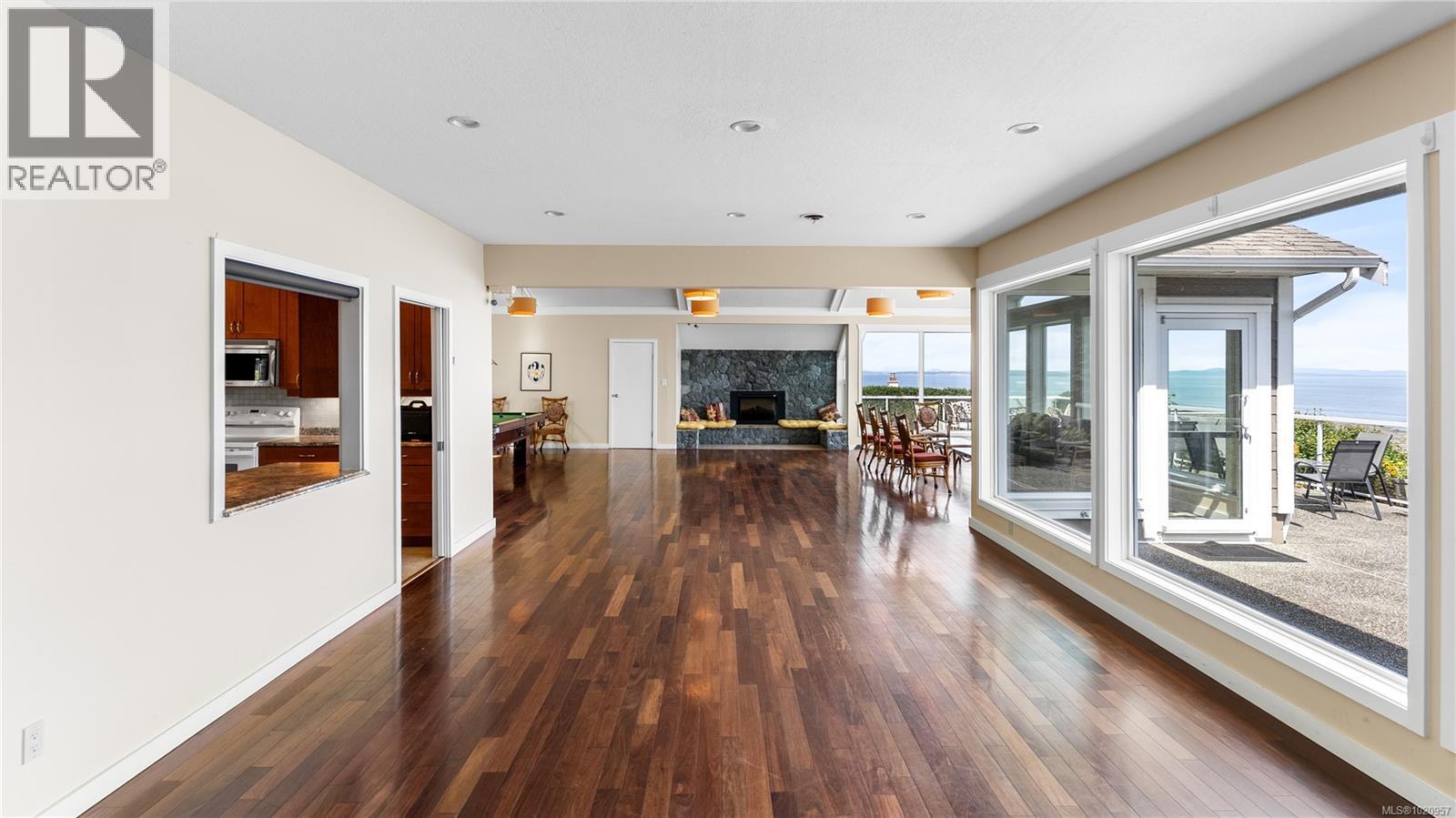 917 2829 Arbutus Rd, Saanich