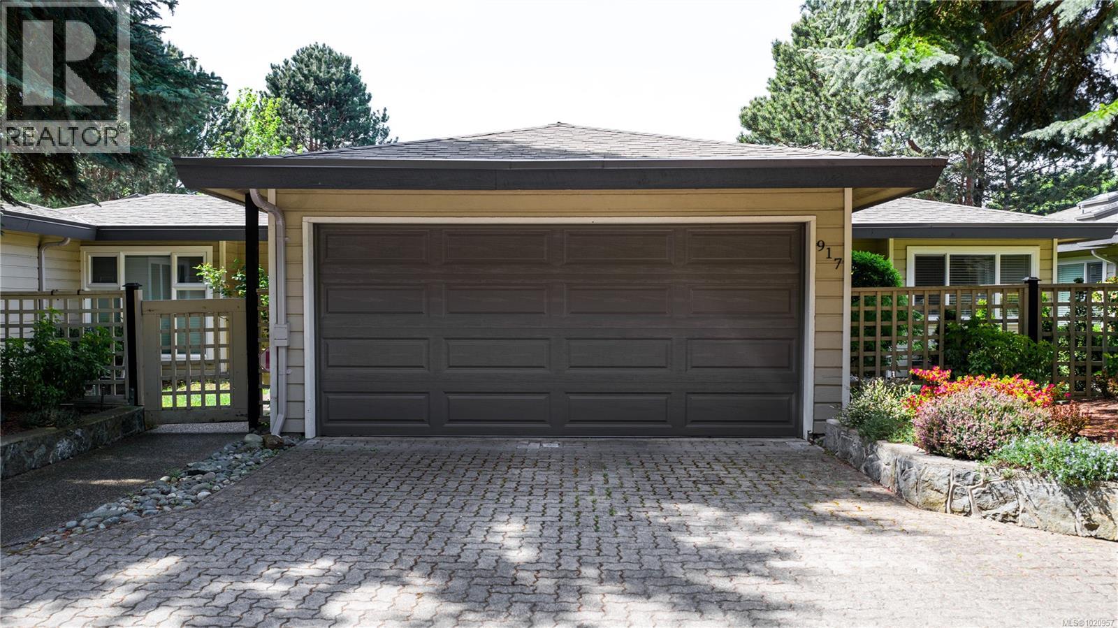 917 2829 Arbutus Rd, Saanich