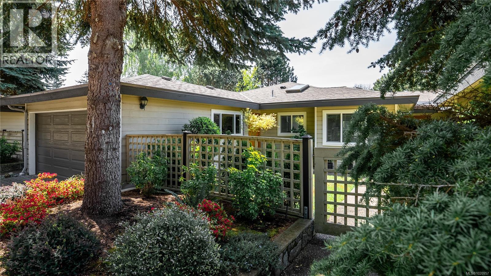 917 2829 Arbutus Rd, Saanich