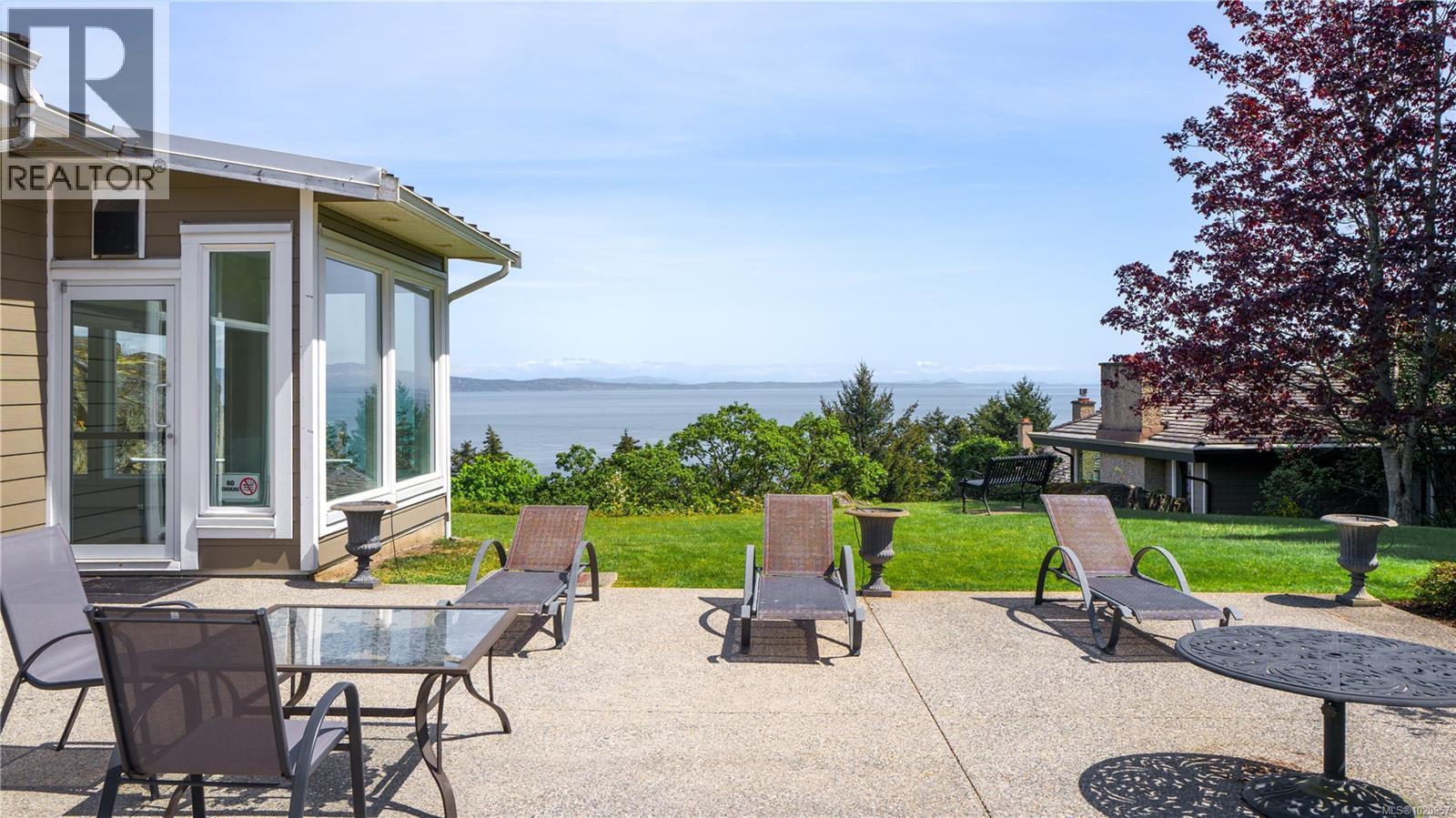 917 2829 Arbutus Rd, Saanich