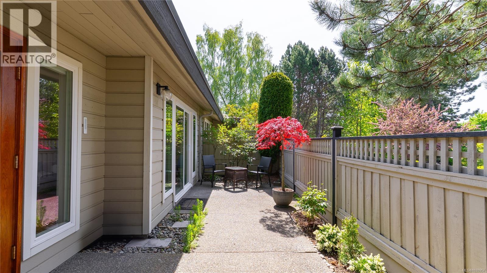 917 2829 Arbutus Rd, Saanich