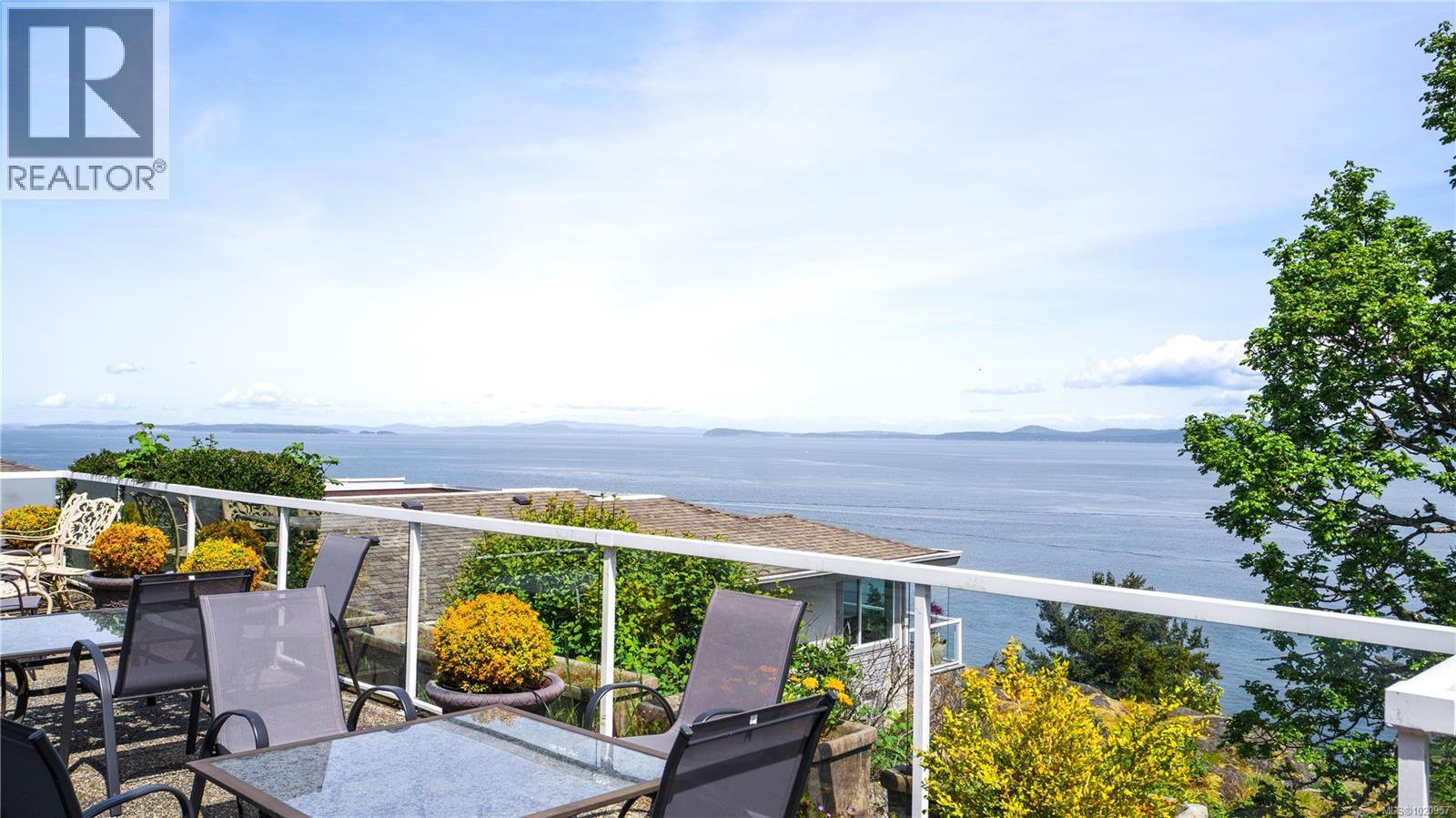 917 2829 Arbutus Rd, Saanich