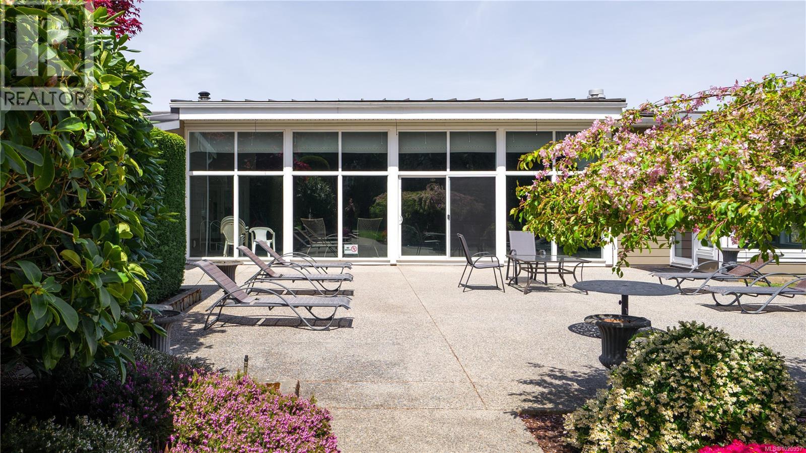 917 2829 Arbutus Rd, Saanich