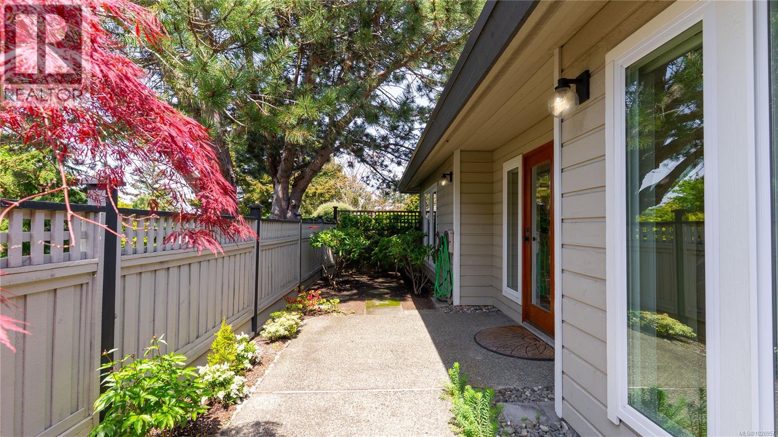 917 2829 Arbutus Rd, Saanich