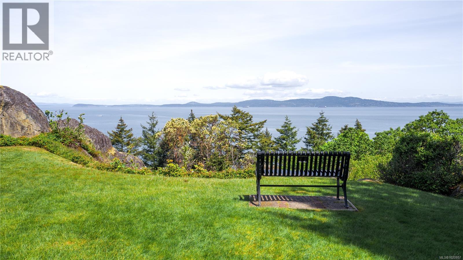 917 2829 Arbutus Rd, Saanich