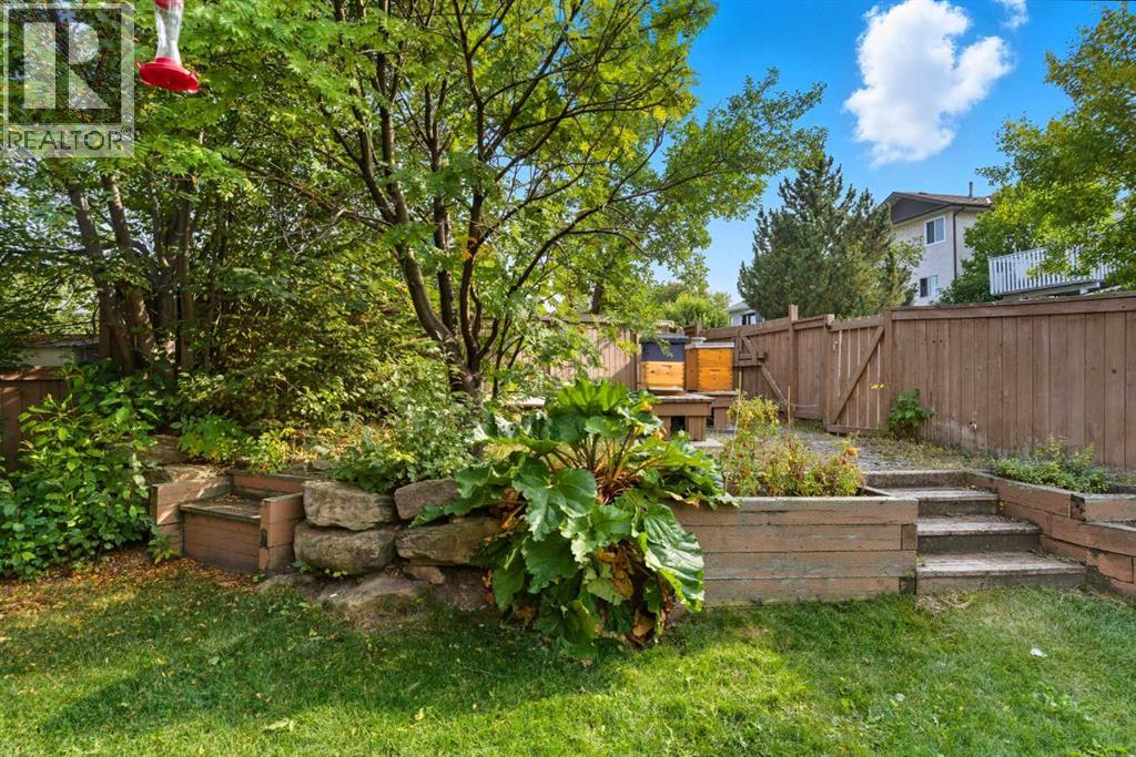 Single Family House for Sale in  Sandpiper Place NW Sandstone Valley Calgary 