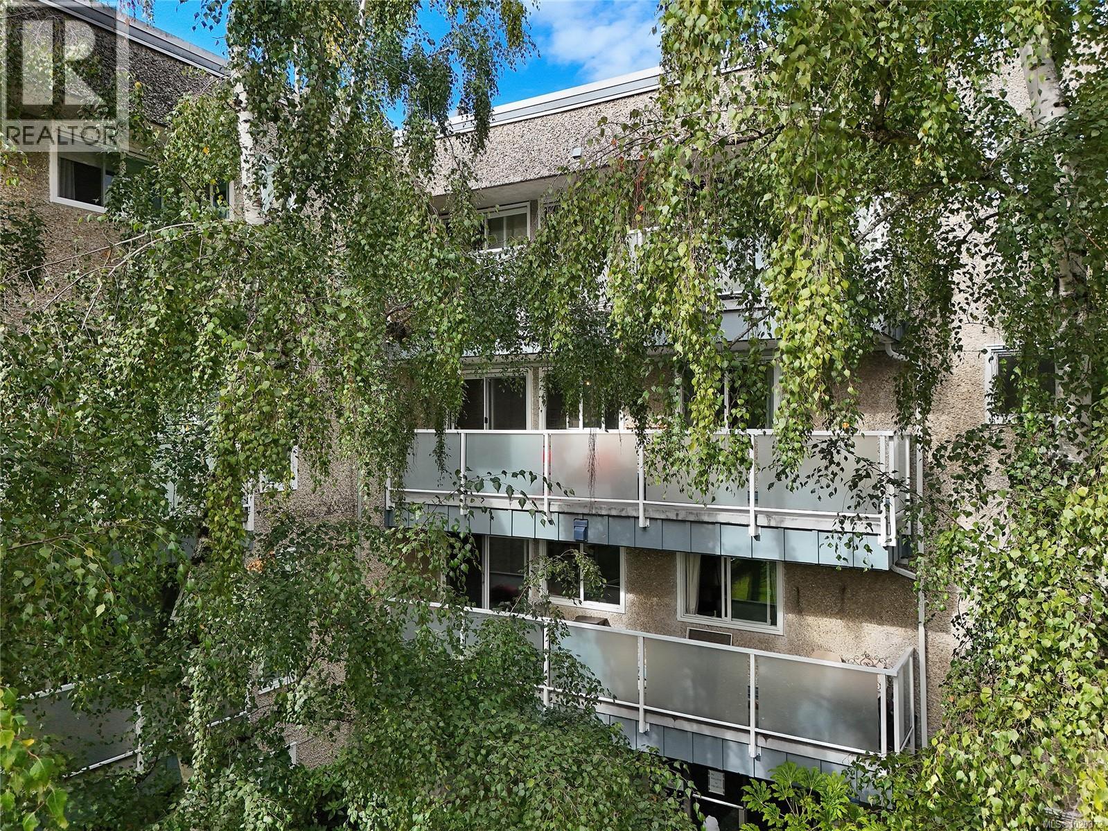 301 1366 Hillside Avenue, Victoria