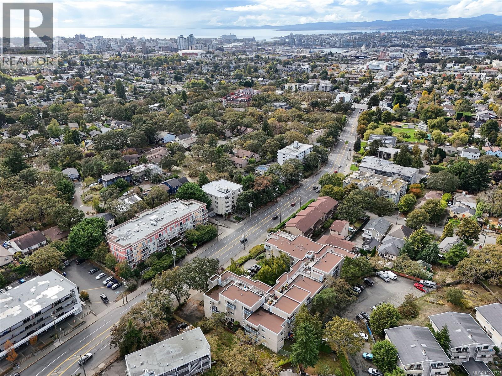 301 1366 Hillside Avenue, Victoria