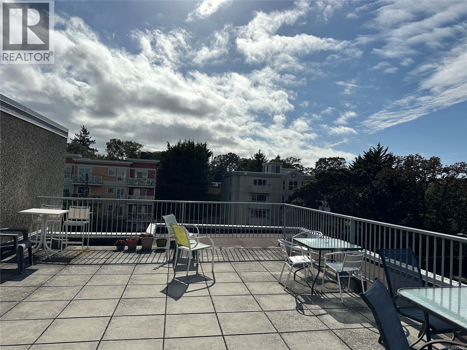 301 1366 Hillside Avenue, Victoria