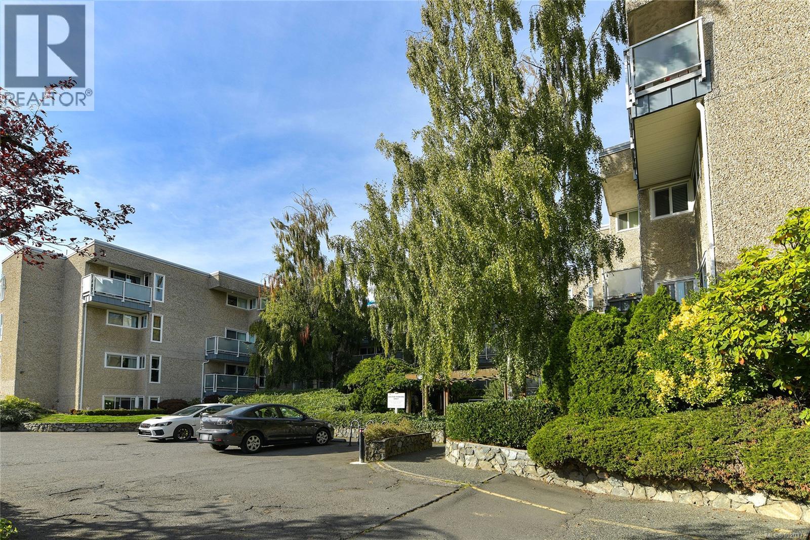 301 1366 Hillside Avenue, Victoria