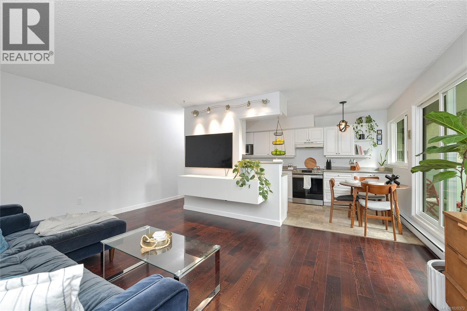 301 1366 Hillside Avenue, Victoria