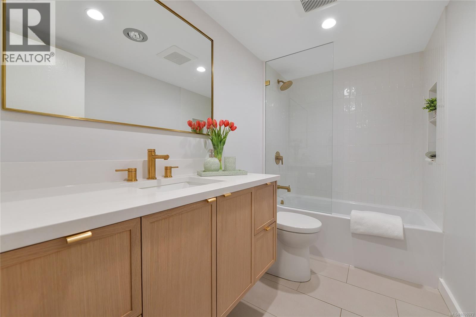 301 1366 Hillside Avenue, Victoria