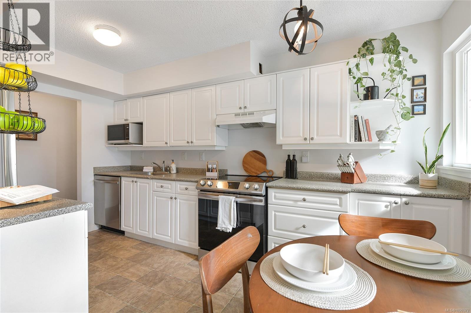 301 1366 Hillside Avenue, Victoria