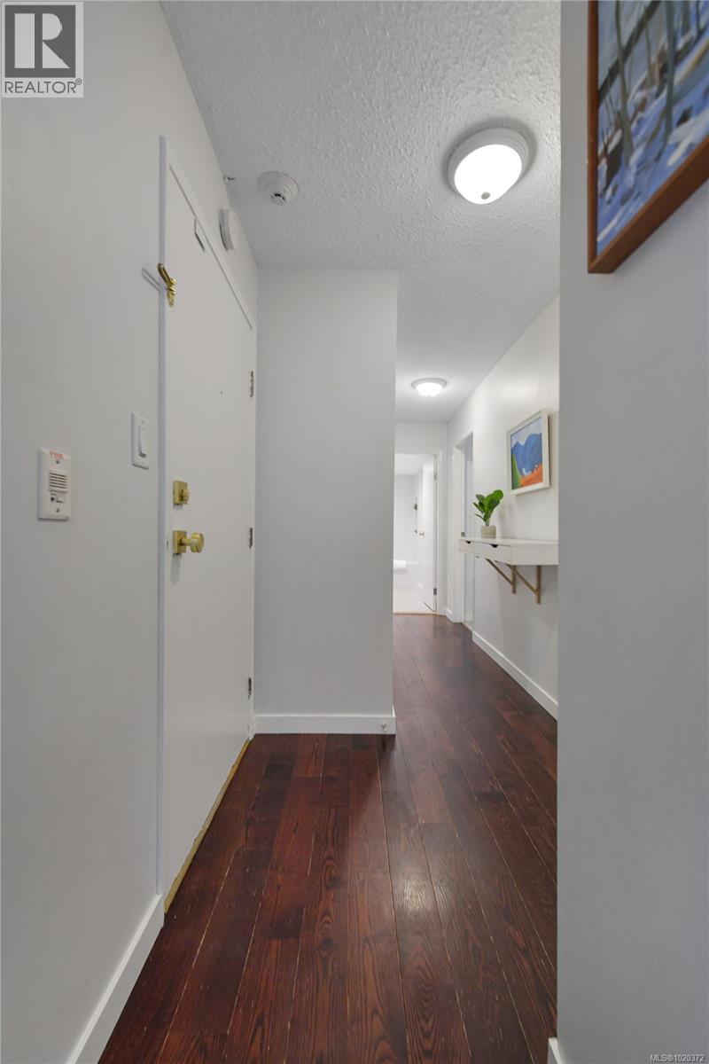 301 1366 Hillside Avenue, Victoria