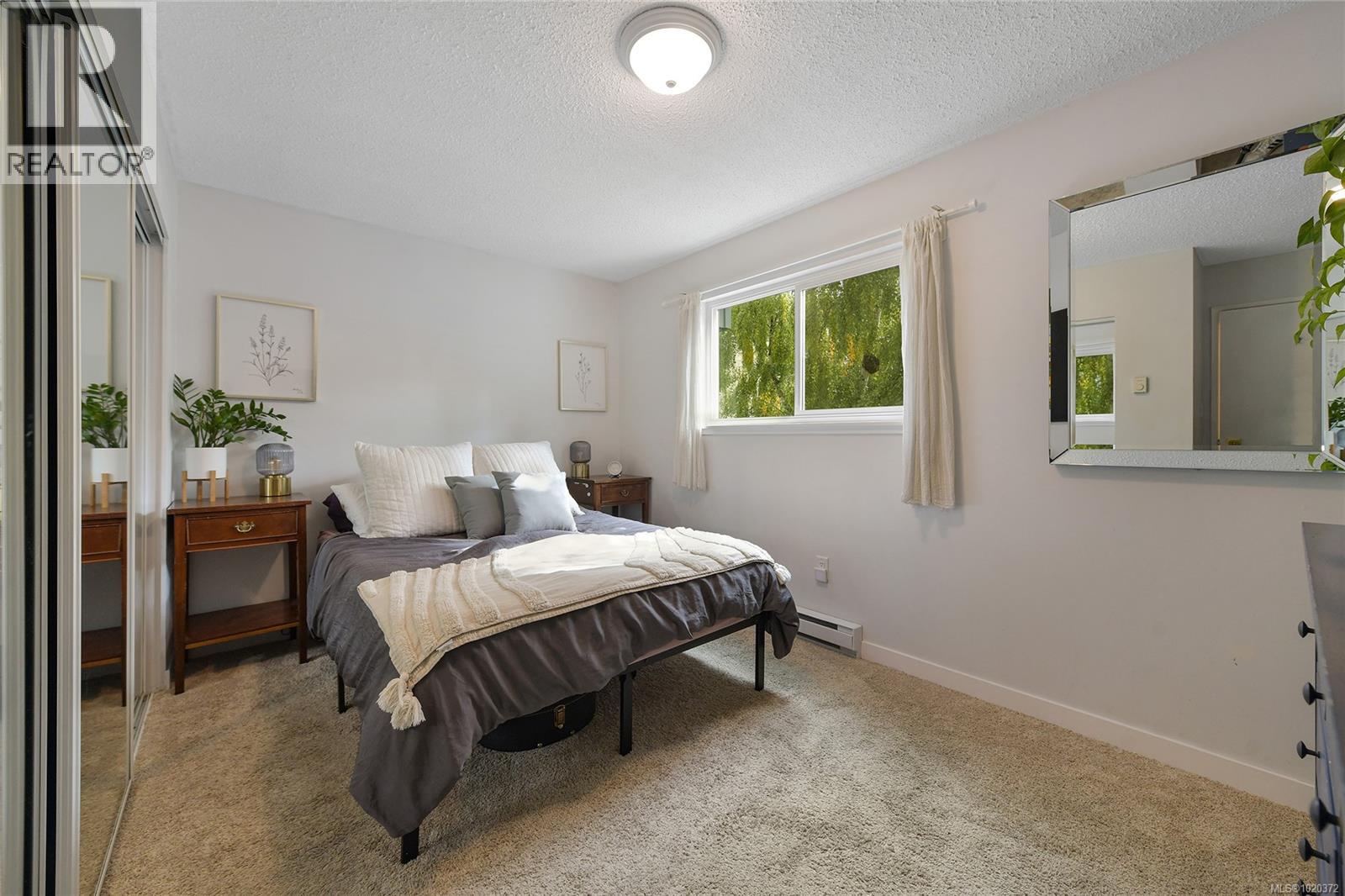 301 1366 Hillside Avenue, Victoria