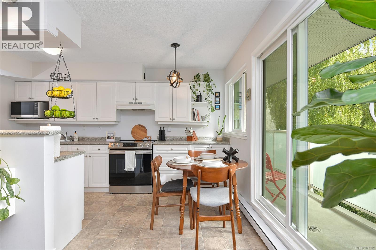 301 1366 Hillside Avenue, Victoria