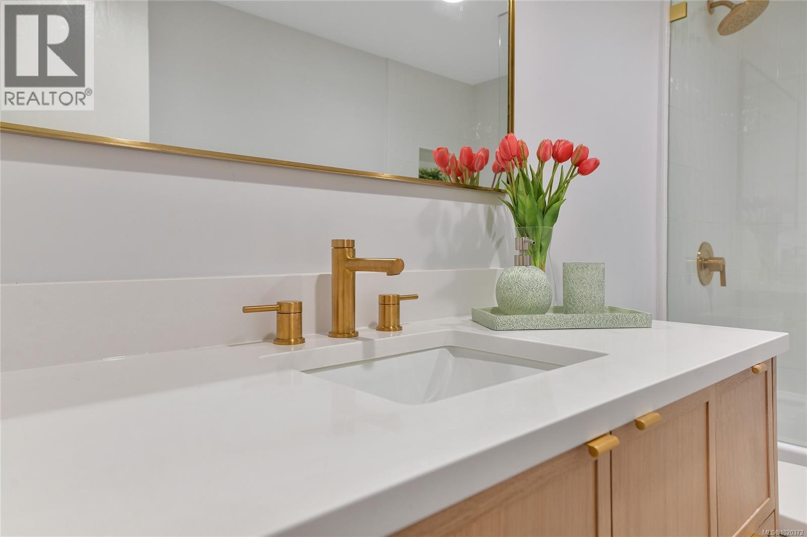 301 1366 Hillside Avenue, Victoria