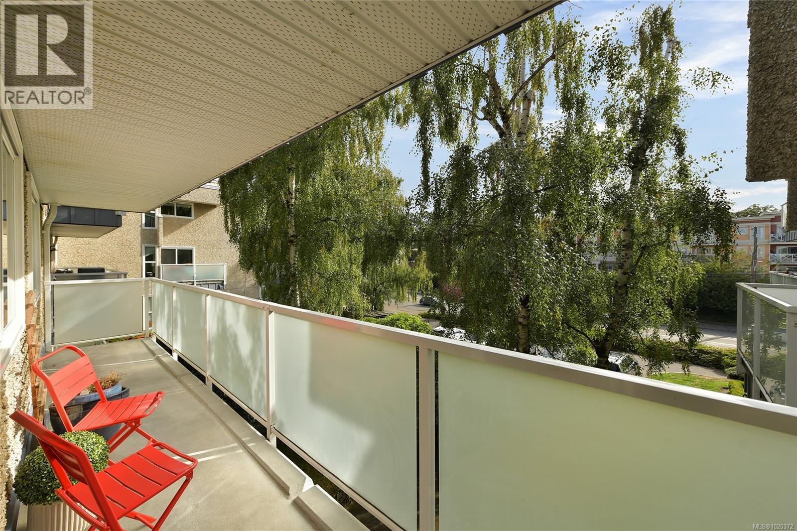 301 1366 Hillside Avenue, Victoria