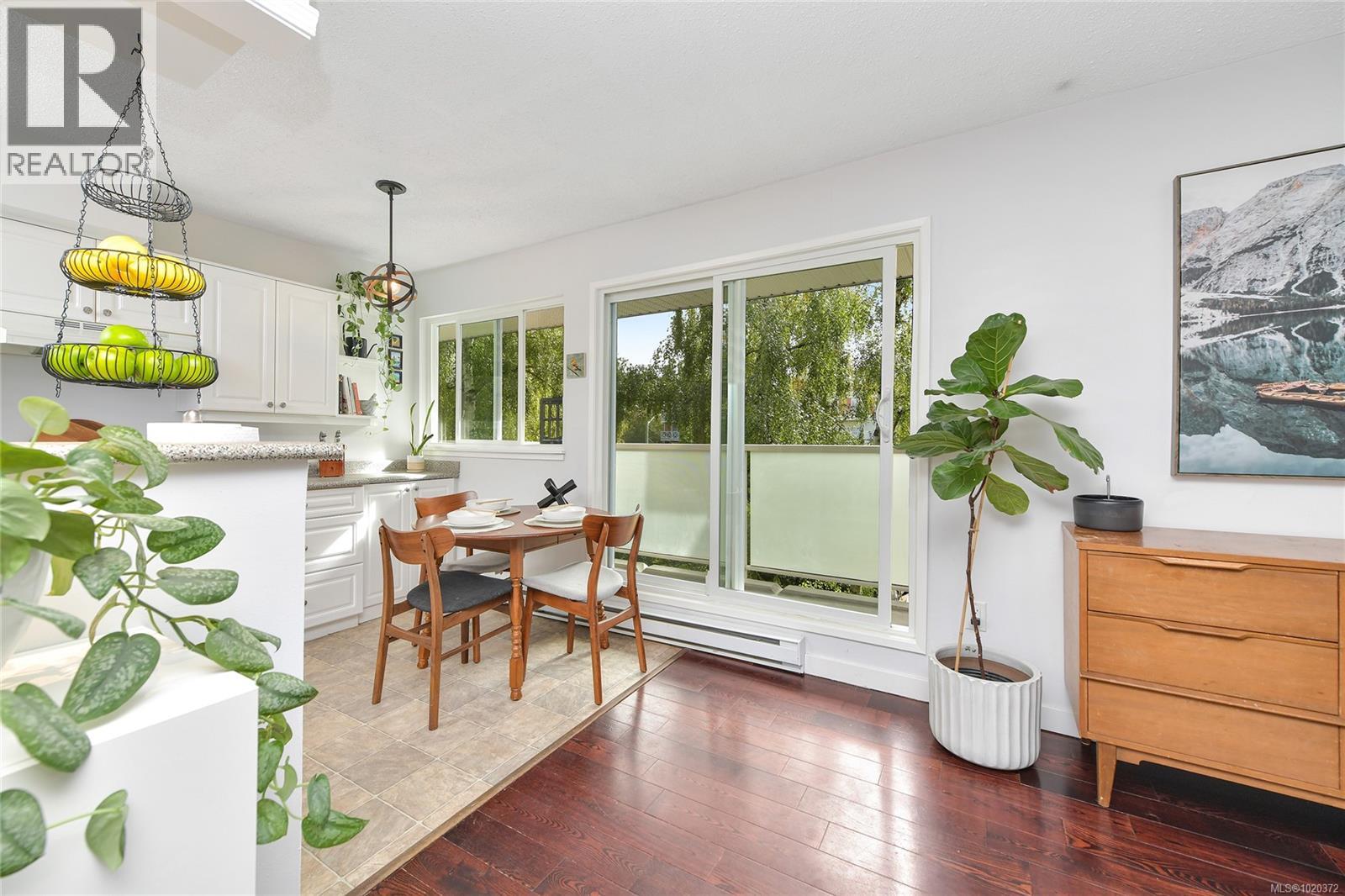 301 1366 Hillside Avenue, Victoria