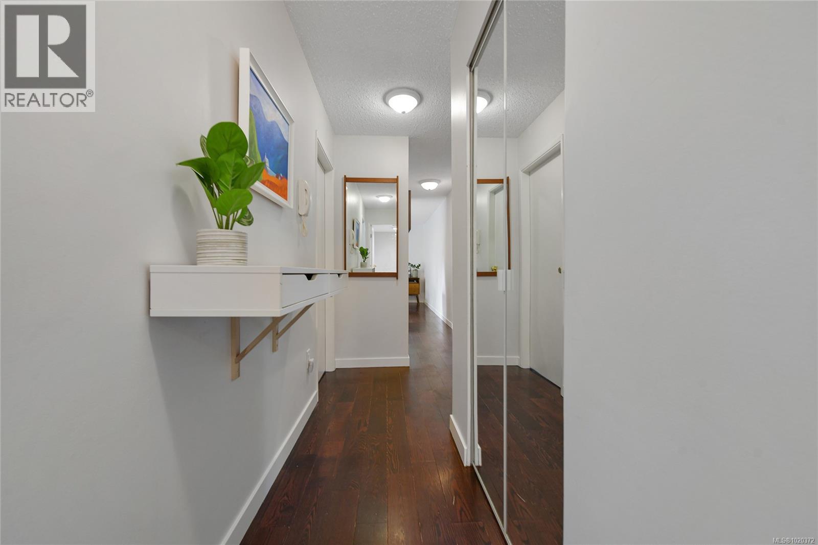 301 1366 Hillside Avenue, Victoria