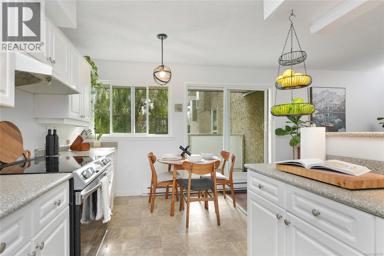 301 1366 Hillside Avenue, Victoria