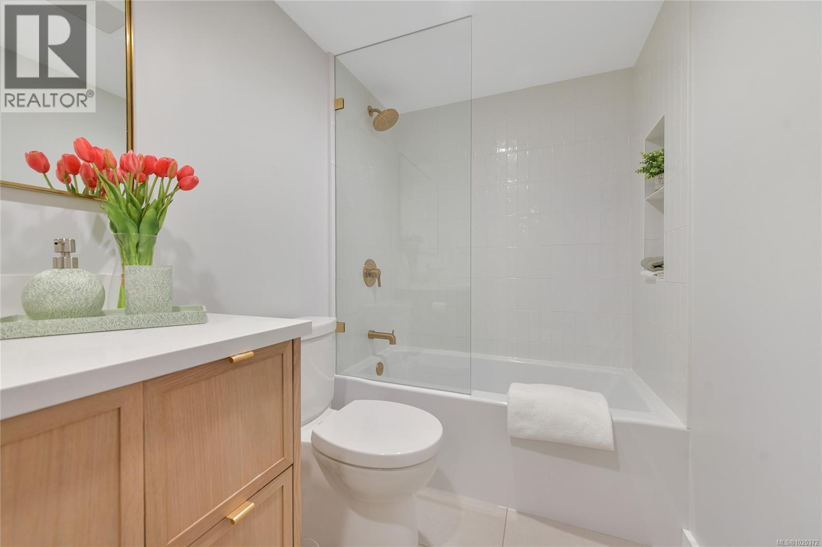 301 1366 Hillside Avenue, Victoria