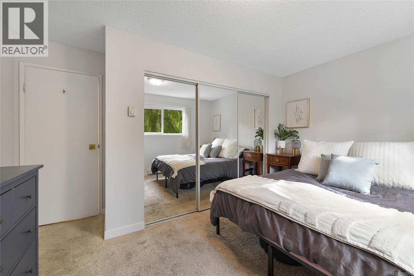 301 1366 Hillside Avenue, Victoria