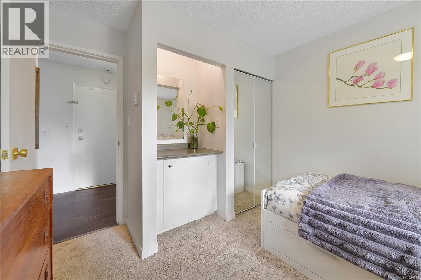 301 1366 Hillside Avenue, Victoria