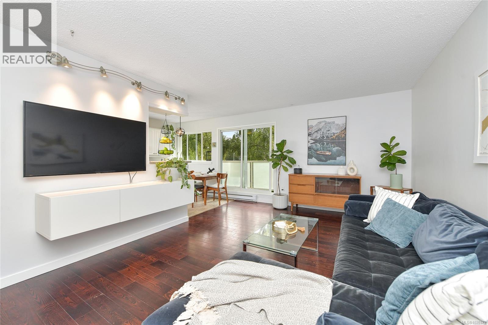 301 1366 Hillside Avenue, Victoria