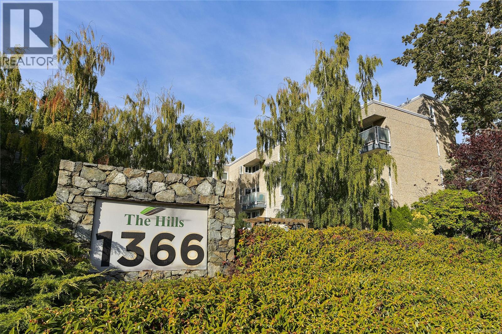 301 1366 Hillside Avenue, Victoria