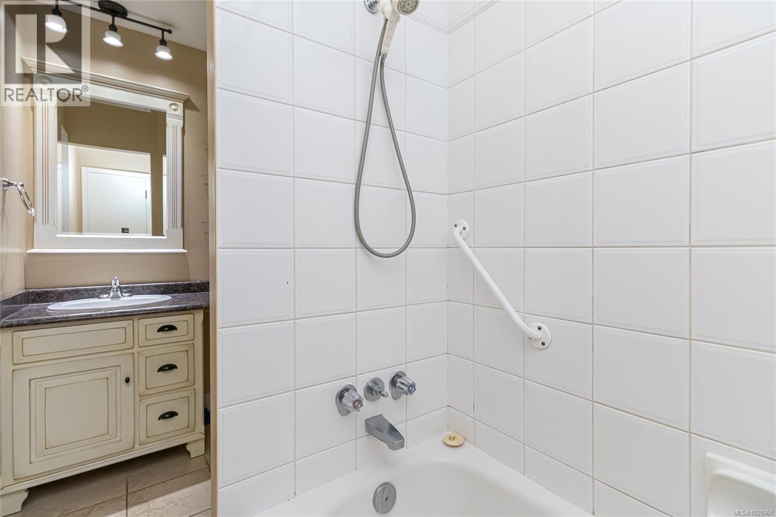 501 1745 Leighton Road, Victoria