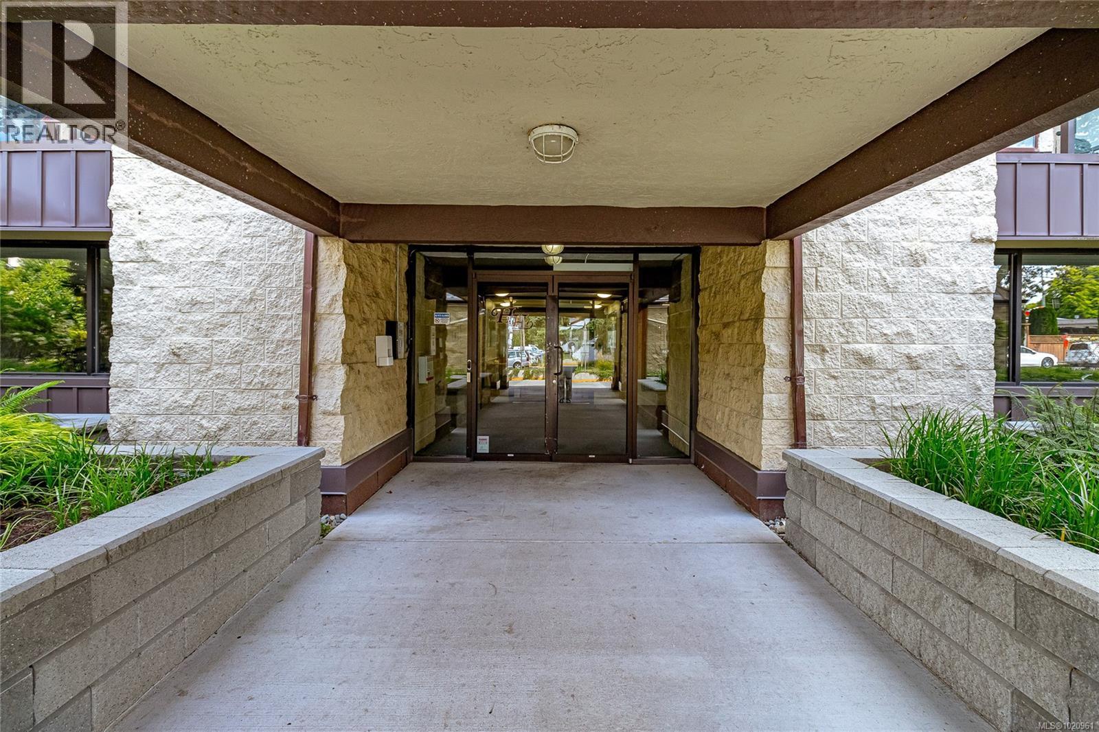 501 1745 Leighton Road, Victoria