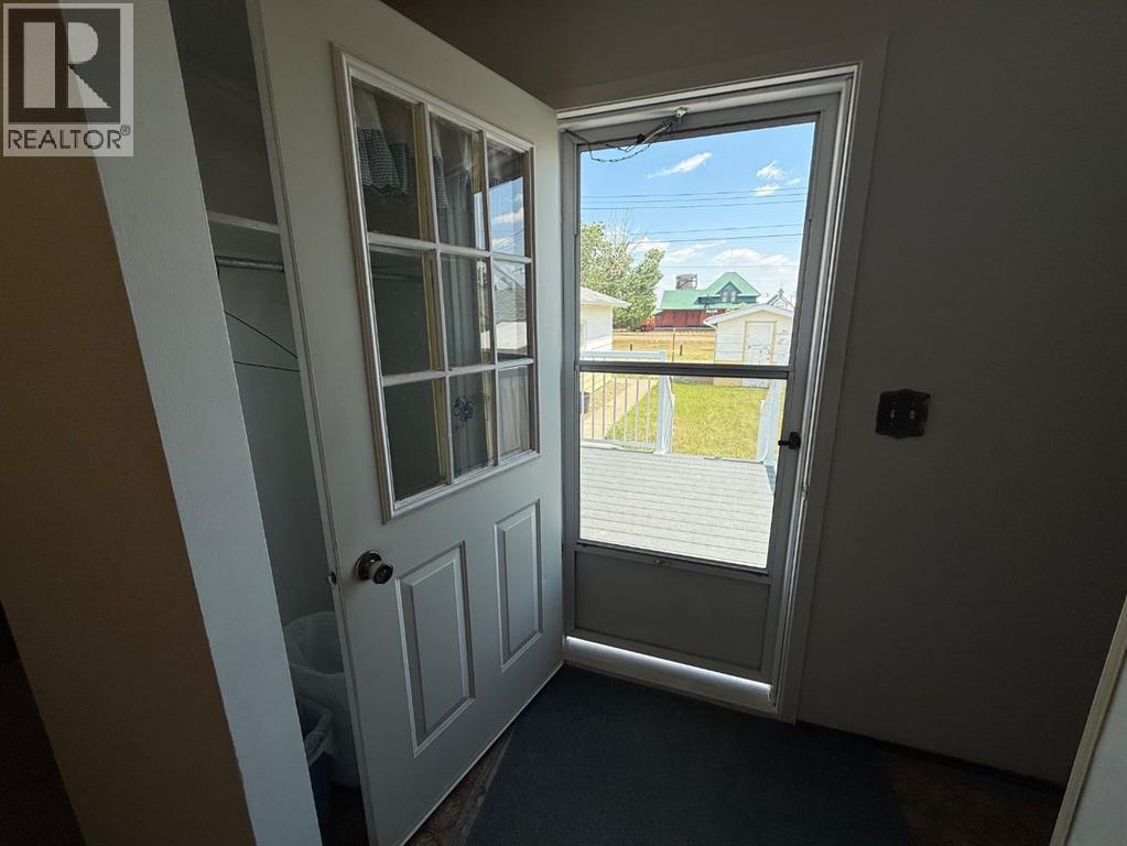 604 3 Street E - Photo 5 of 42, Hanna, Alberta