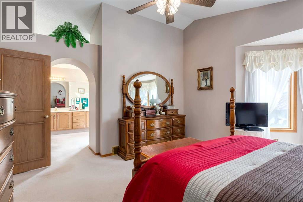 Single Family House for Sale in  Edgevalley Circle NW Edgemont Calgary 