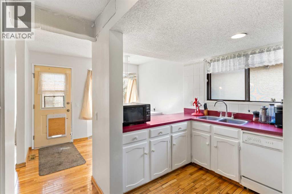 Single Family House for Sale in  Edgedale Drive NW Edgemont Calgary 